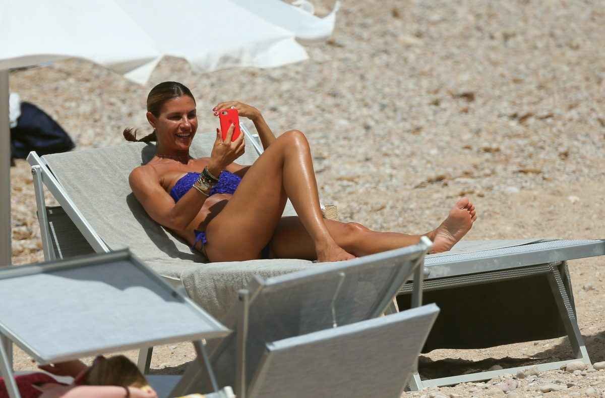 Martina Colombari seins nus et bikini à Ibiza Olympine