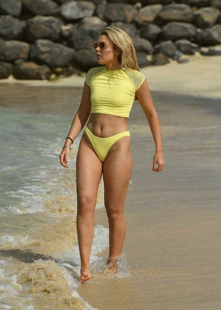 Tallia Storm Dans Un Bikini Jaune Au Cap Vert Olympine