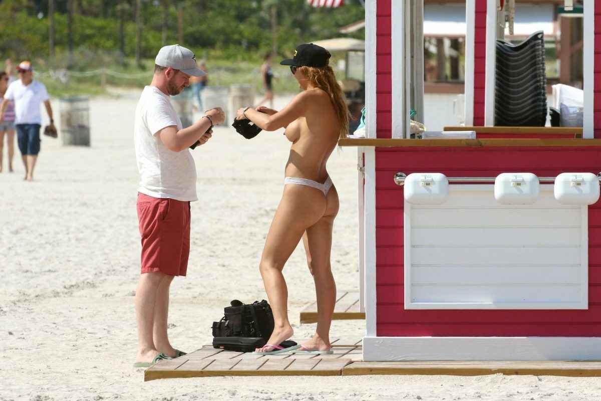 Marina Valmont seins nus et petite culotte à la plage pour Naked News