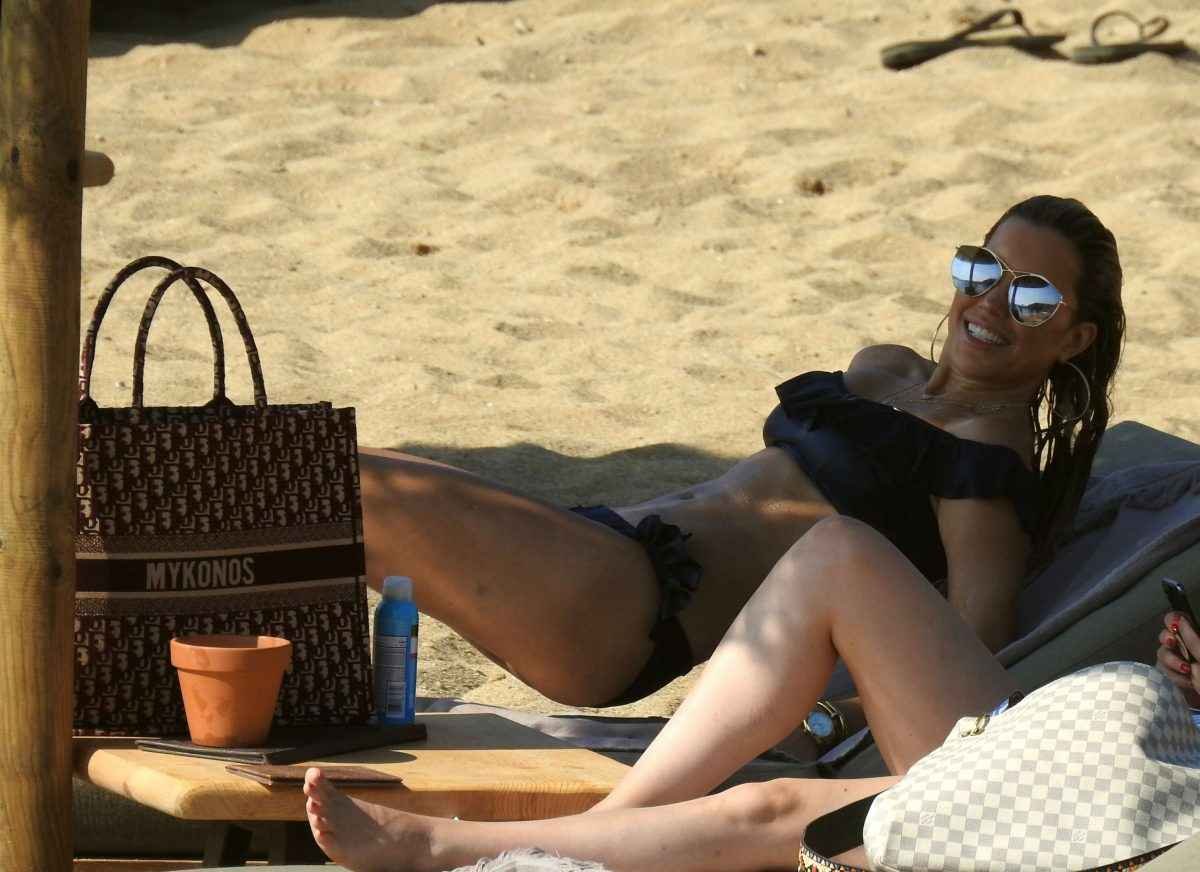 Sylvie Meis dans un bikini noir à Mykonos Olympine