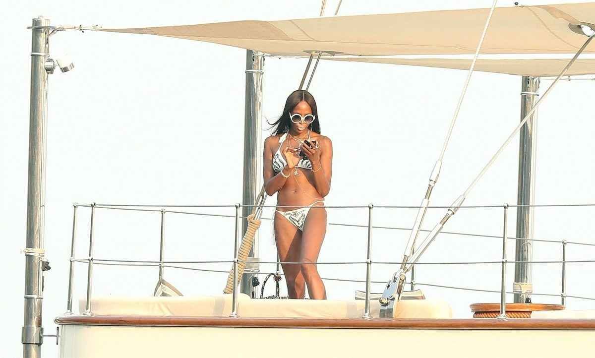 Naomi Campbell En Bikini Saint Tropez Olympine