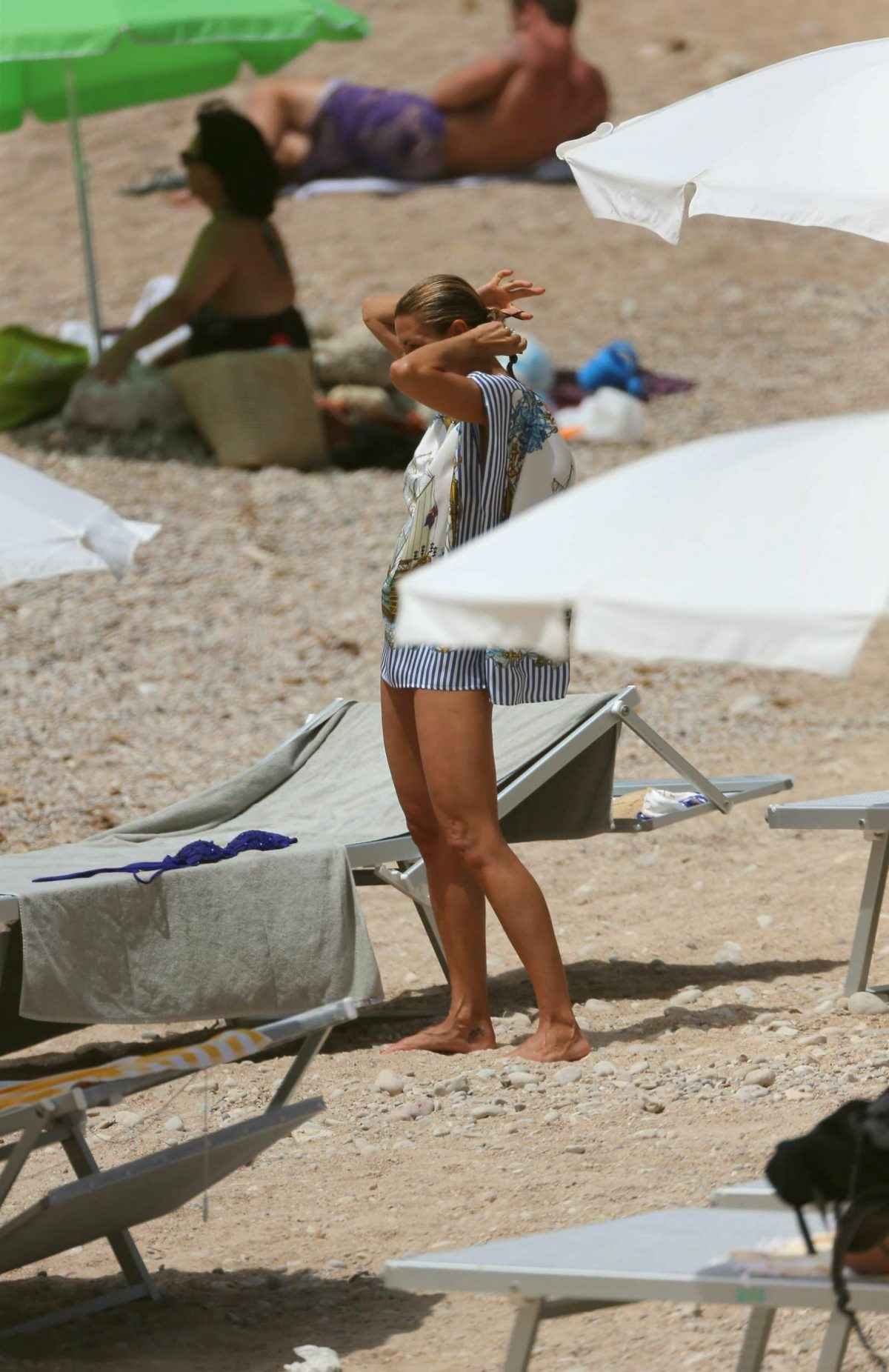 Martina Colombari en bikini à Ibiza Olympine