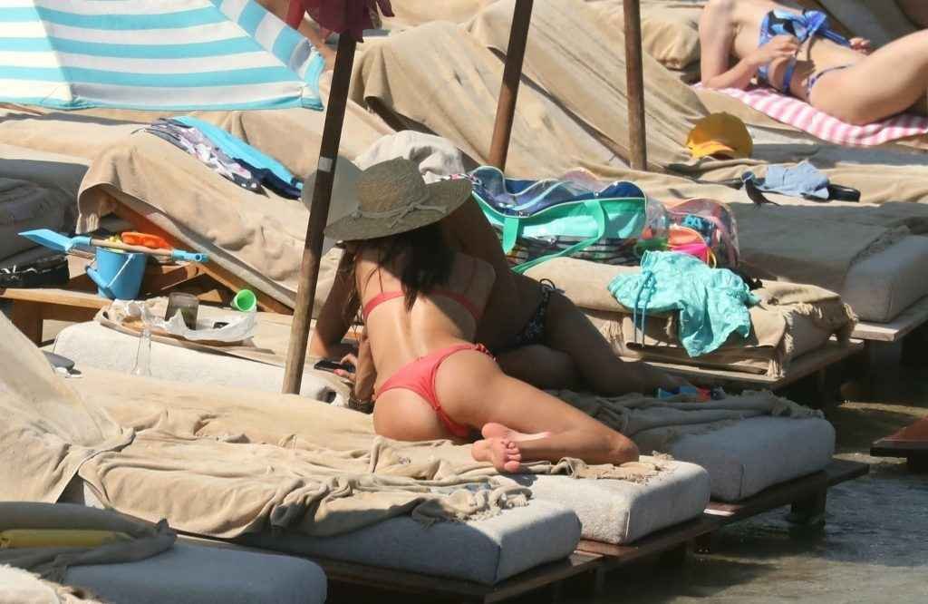 Alessandra Ambrosio Dans Un Bikini String Un Peu Trop Serr Olympine