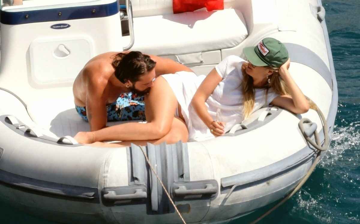 Heidi Klum Bikini Et Seins Nus Sur Un Yacht Capri Olympine