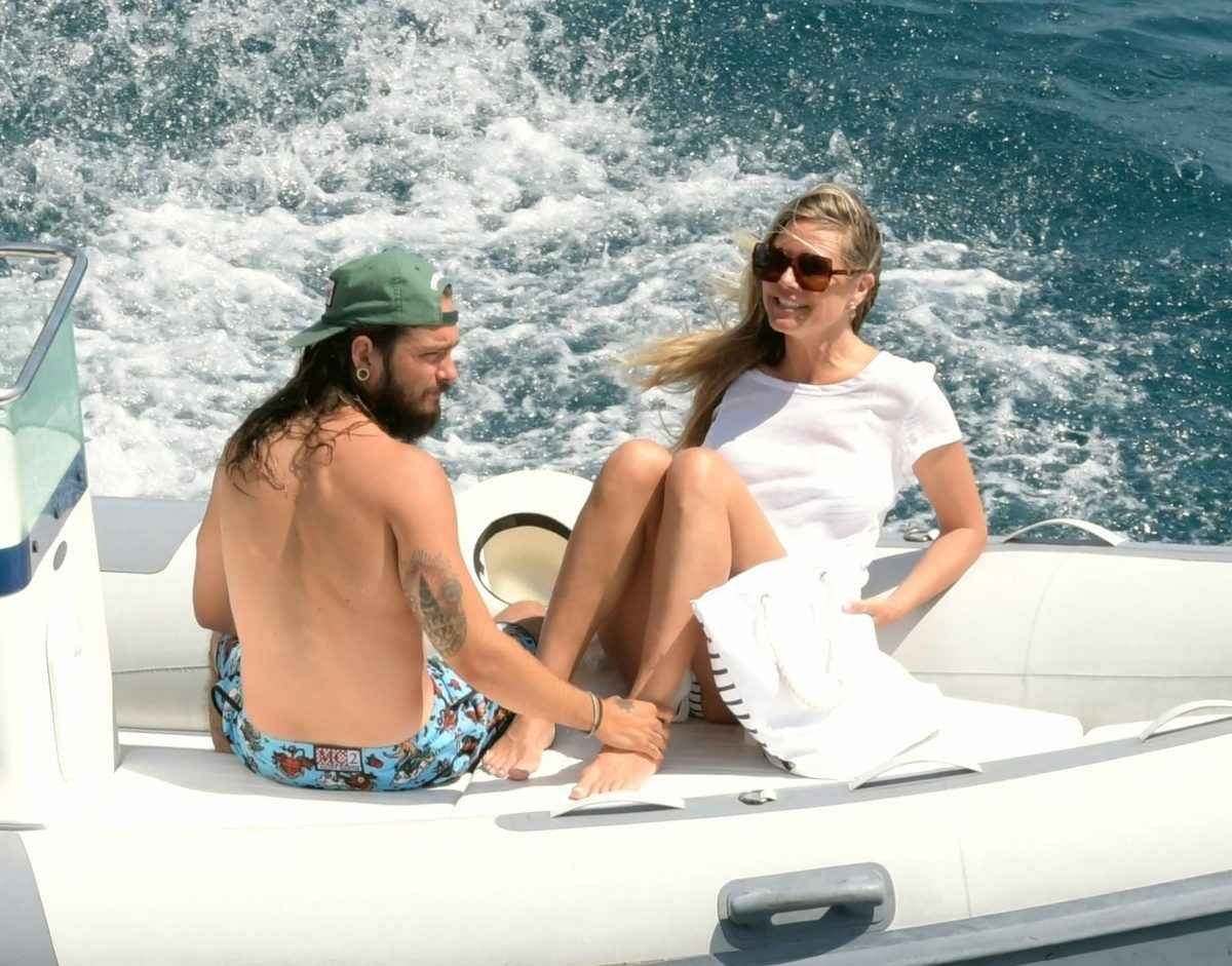 Heidi Klum Bikini Et Seins Nus Sur Un Yacht Capri Olympine