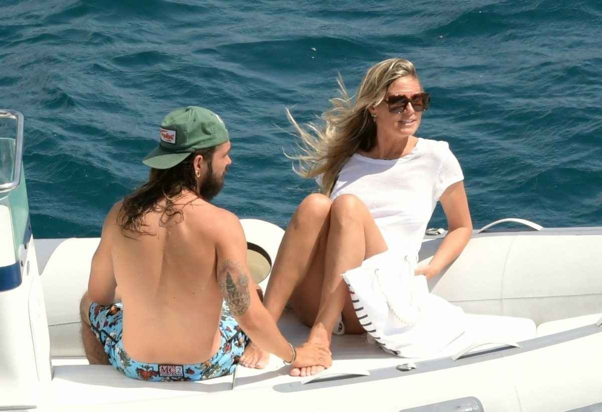 Heidi Klum Bikini Et Seins Nus Sur Un Yacht Capri Olympine