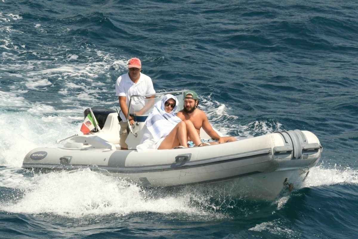 Heidi Klum Bikini Et Seins Nus Sur Un Yacht Capri Olympine