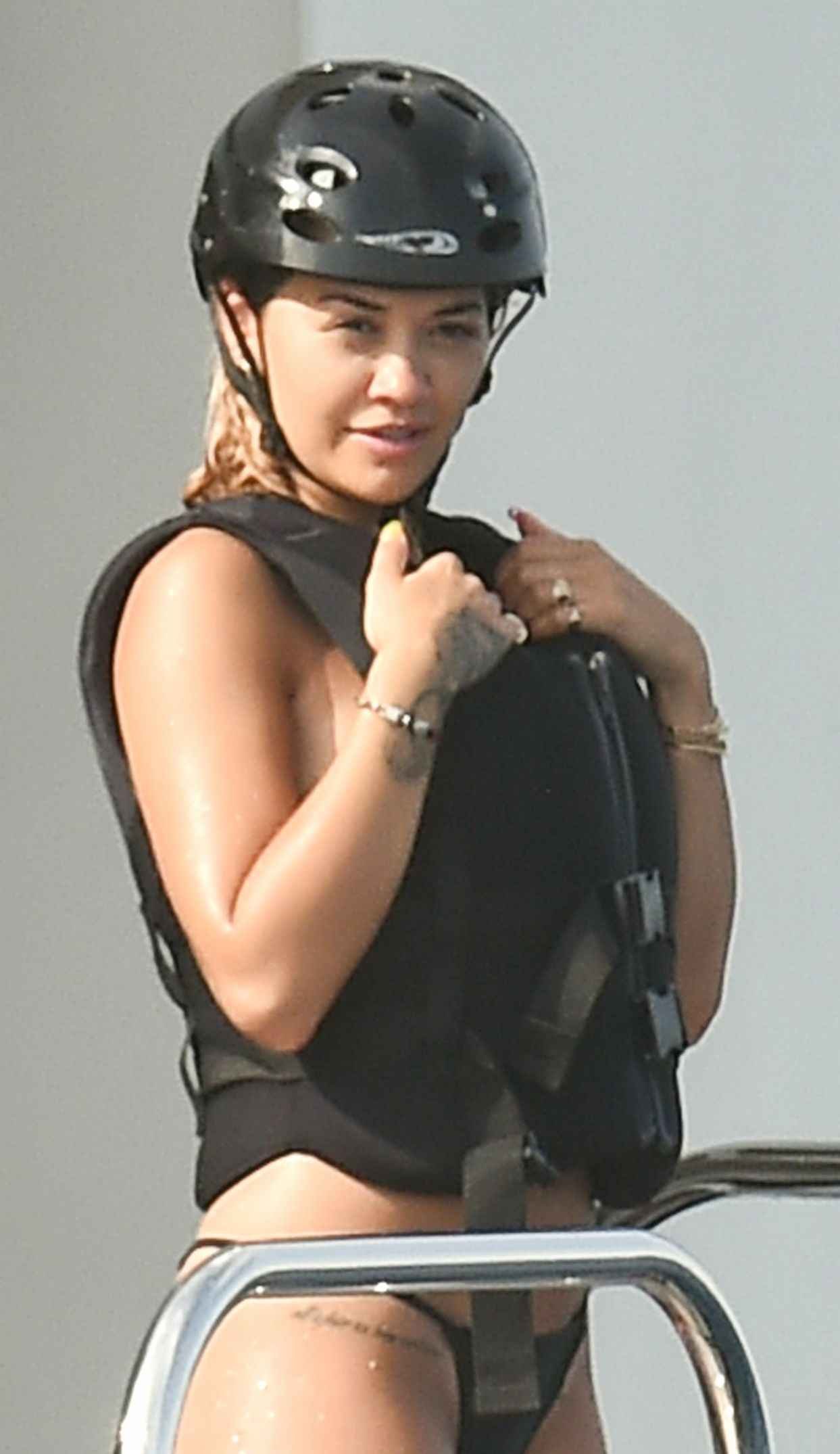 Rita Ora En Bikini Position Levrette Olympine