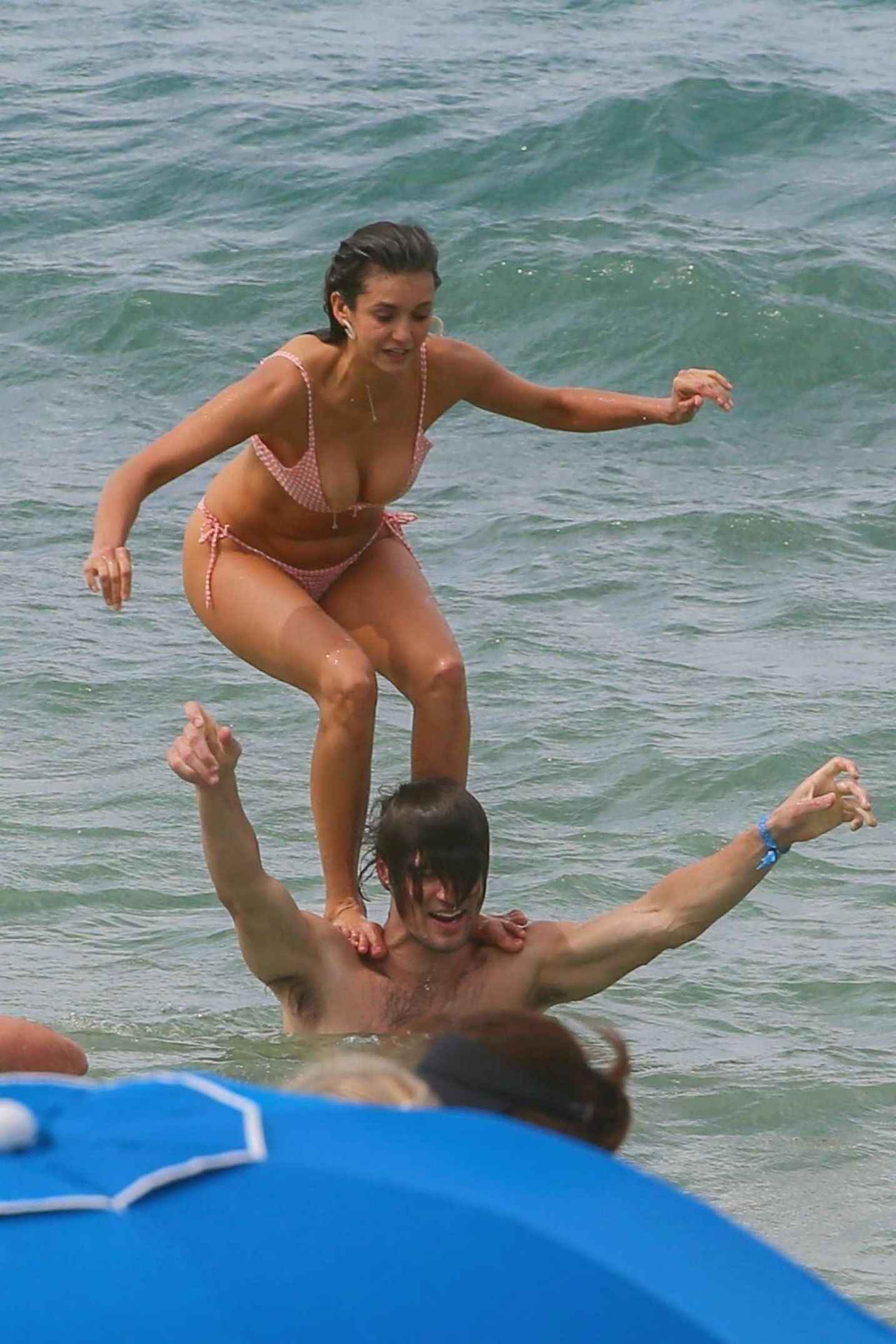 Nina Dobrev En Bikini Maui Olympine