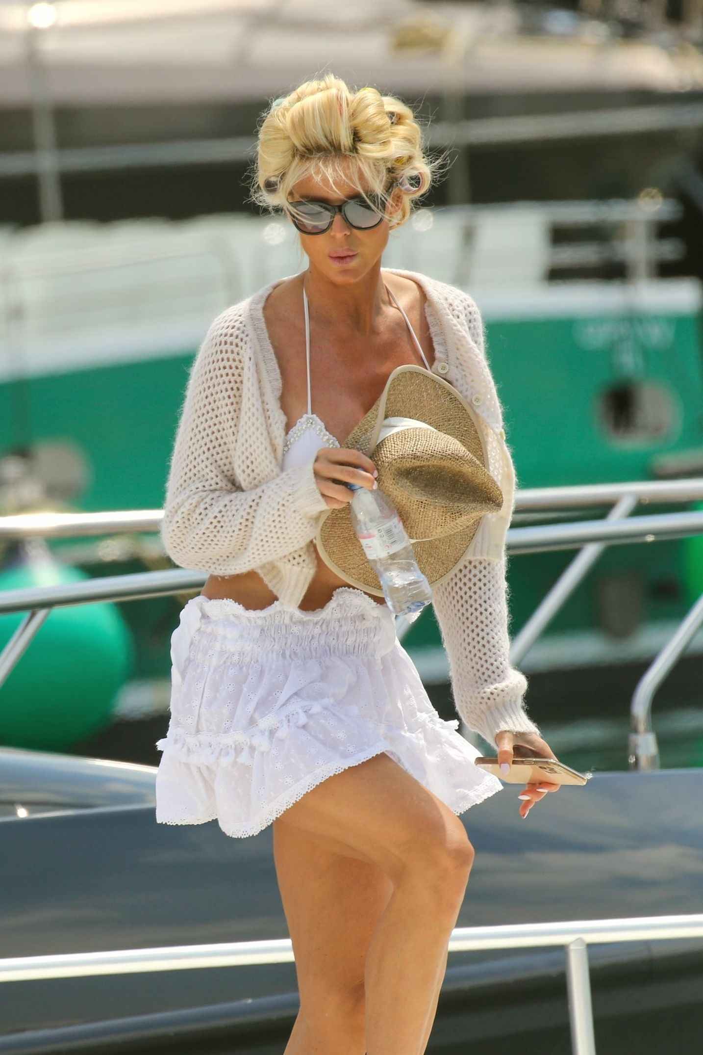 Victoria Silvstedt En Bikini Sur Son Yacht En Baie De Saint Tropez