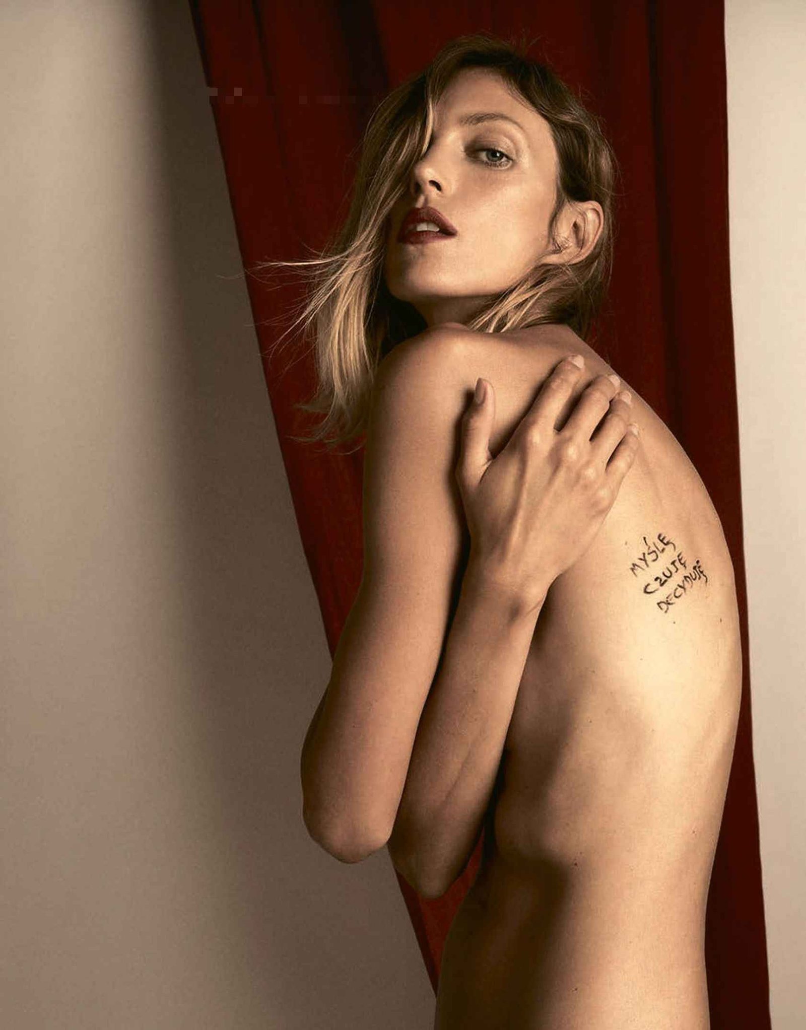 Anja Rubik Nue Dans Vogue Pologne Olympine