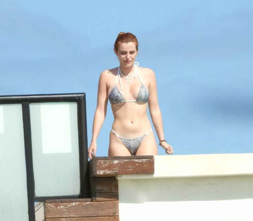 Bella Thorne En Bikini String Olympine