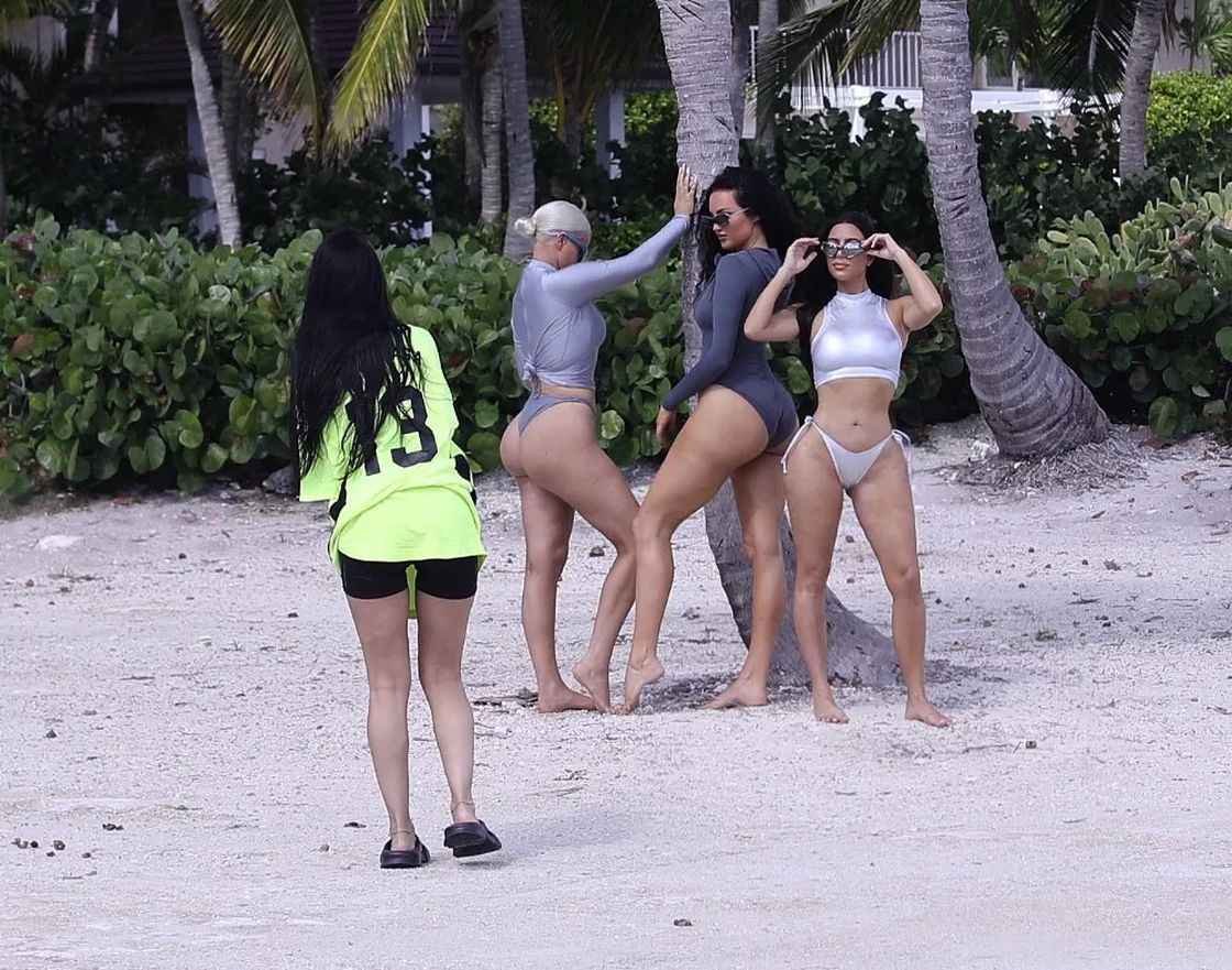 Kim Kardashian en bikini dans les Caraïbes Olympine