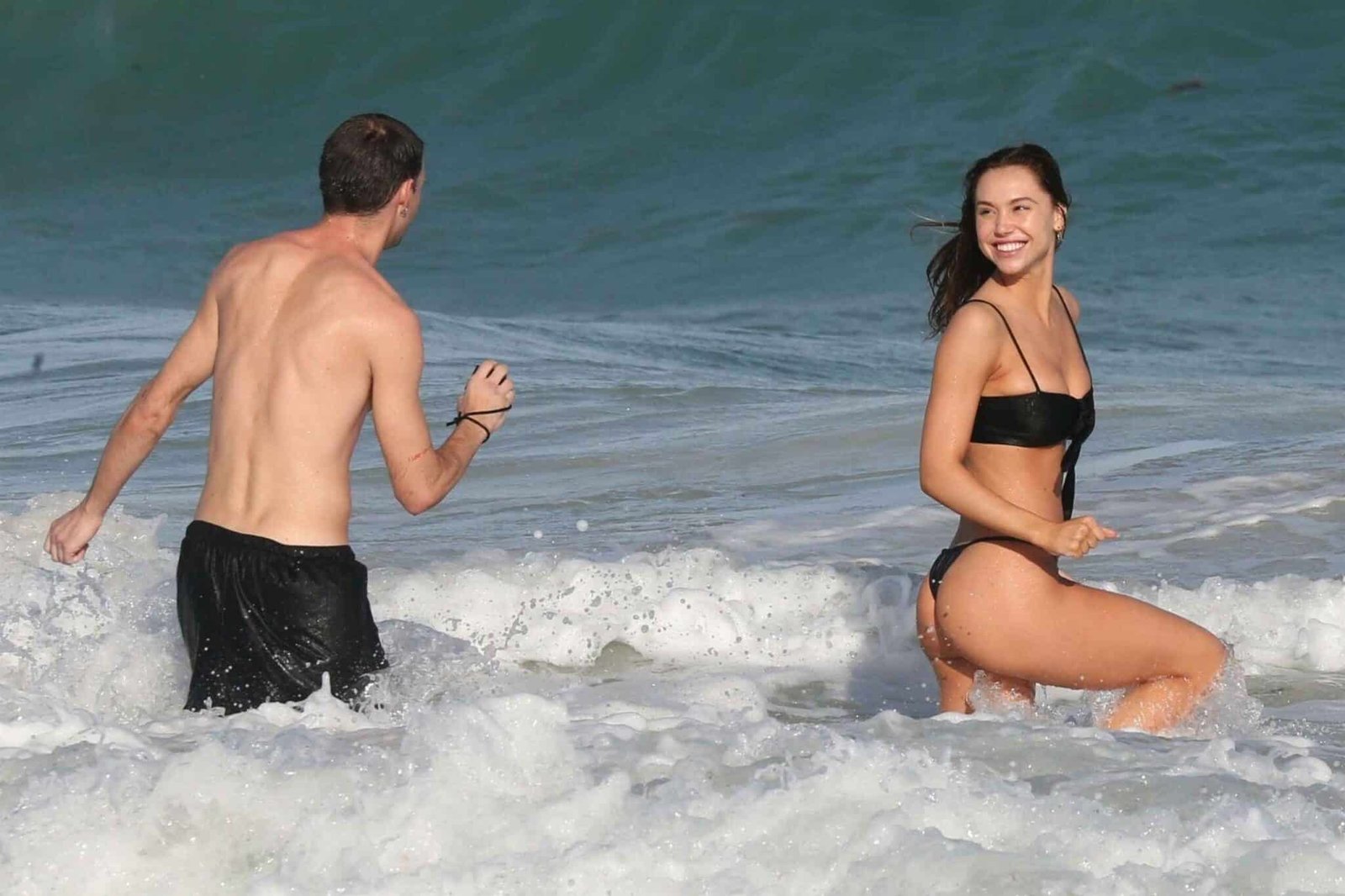 Alexis Ren En Bikini S Amusant Sur La Plage Olympine