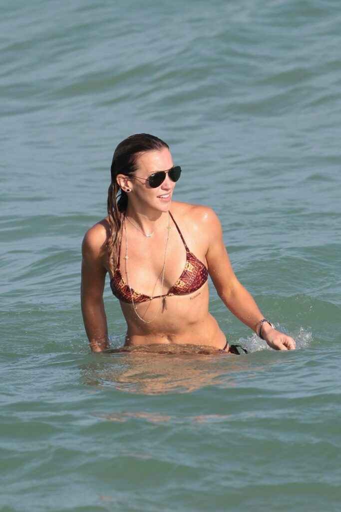 Katie Cassidy En Bikini Sur Une Plage Olympine