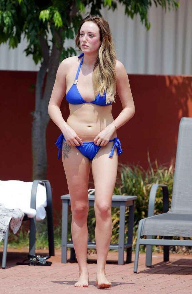 Charlotte Crosby Sexy Avec Un Bikini Bleu Olympine