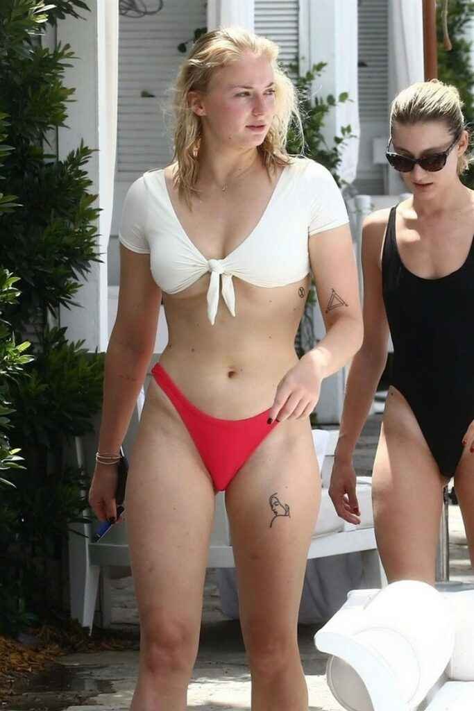 Sophie Turner En Bikini Blanc Et Rose Olympine