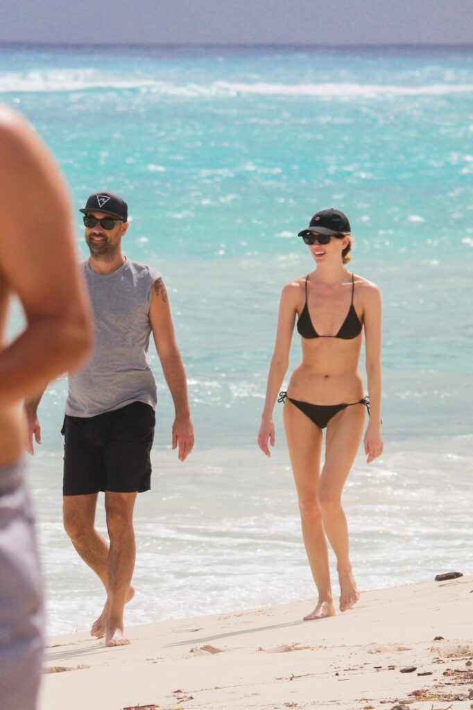 Martha Hunt En Bikini Sur La Plage Olympine