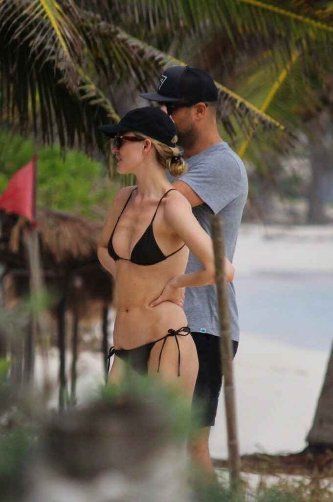 Martha Hunt En Bikini Sur La Plage Olympine