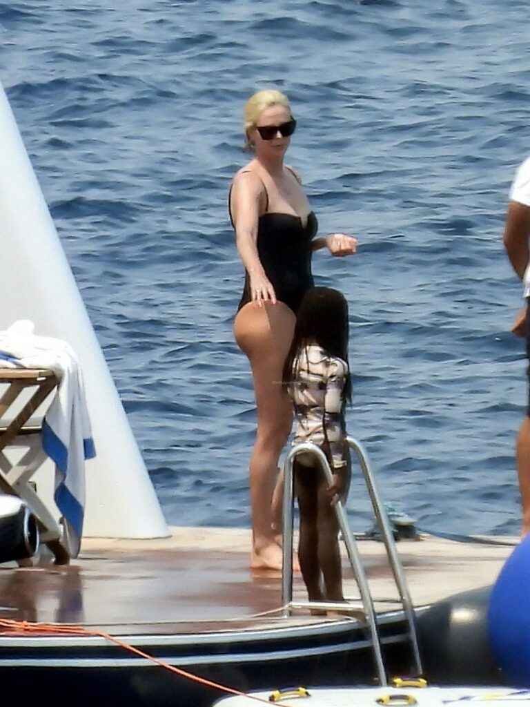 Charlize Theron Avec Un Bikini Tout Noir Olympine