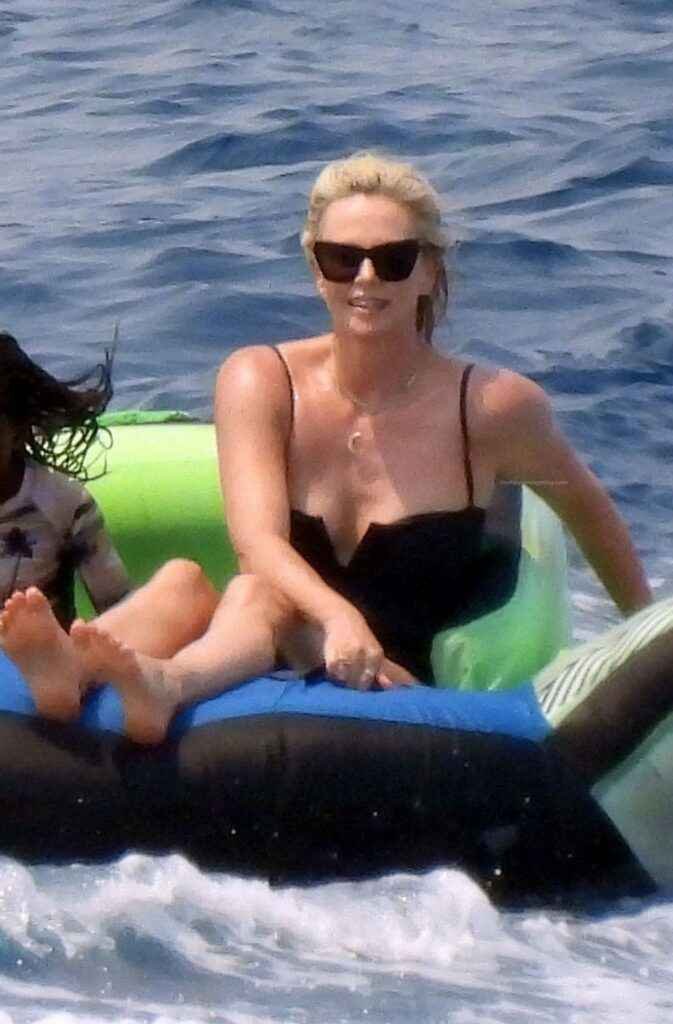 Charlize Theron Avec Un Bikini Tout Noir Olympine