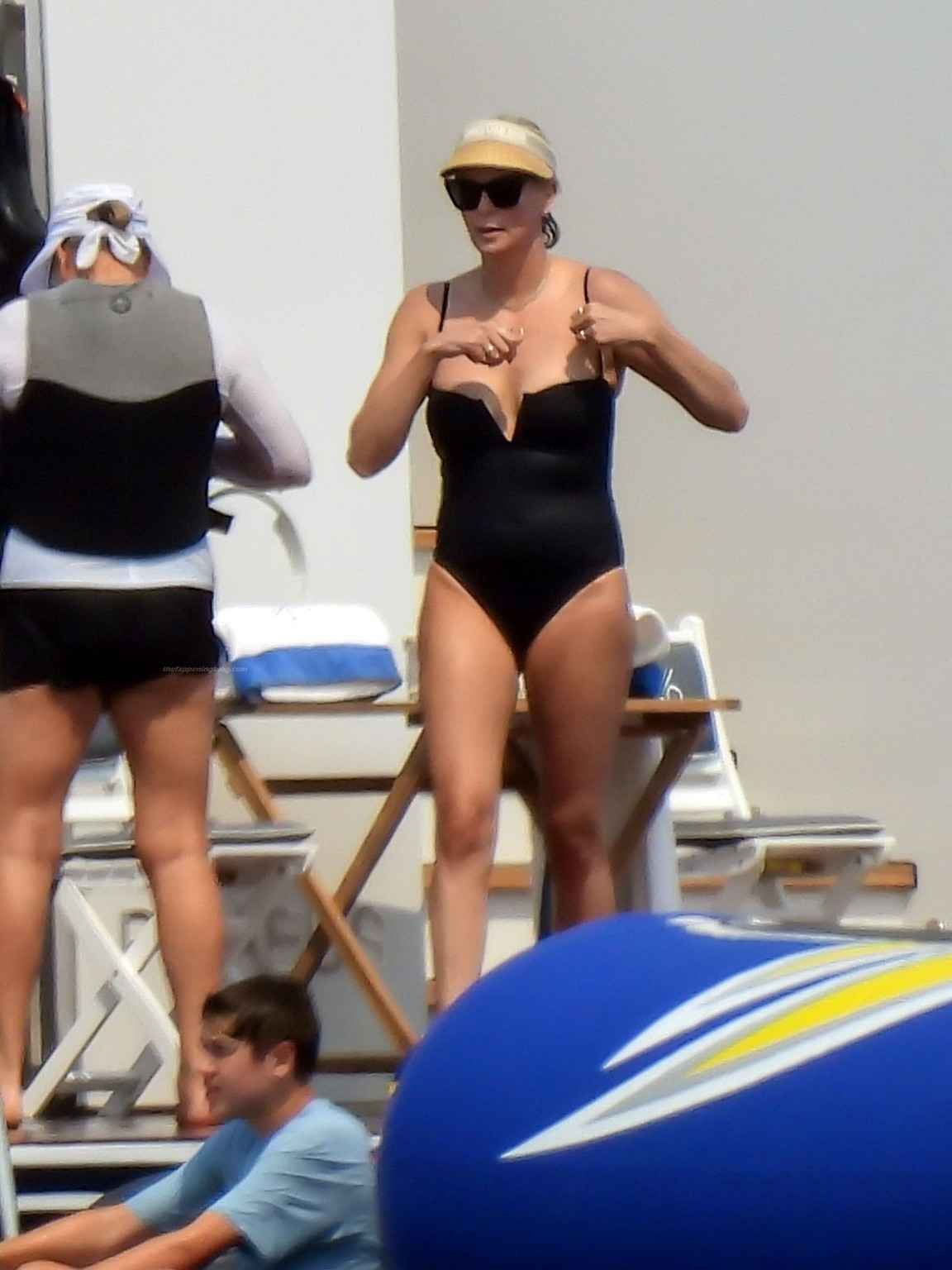 Charlize Theron Avec Un Bikini Tout Noir Olympine