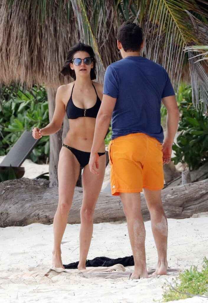 Nina Dobrev En Bikini Noir Sexy Olympine