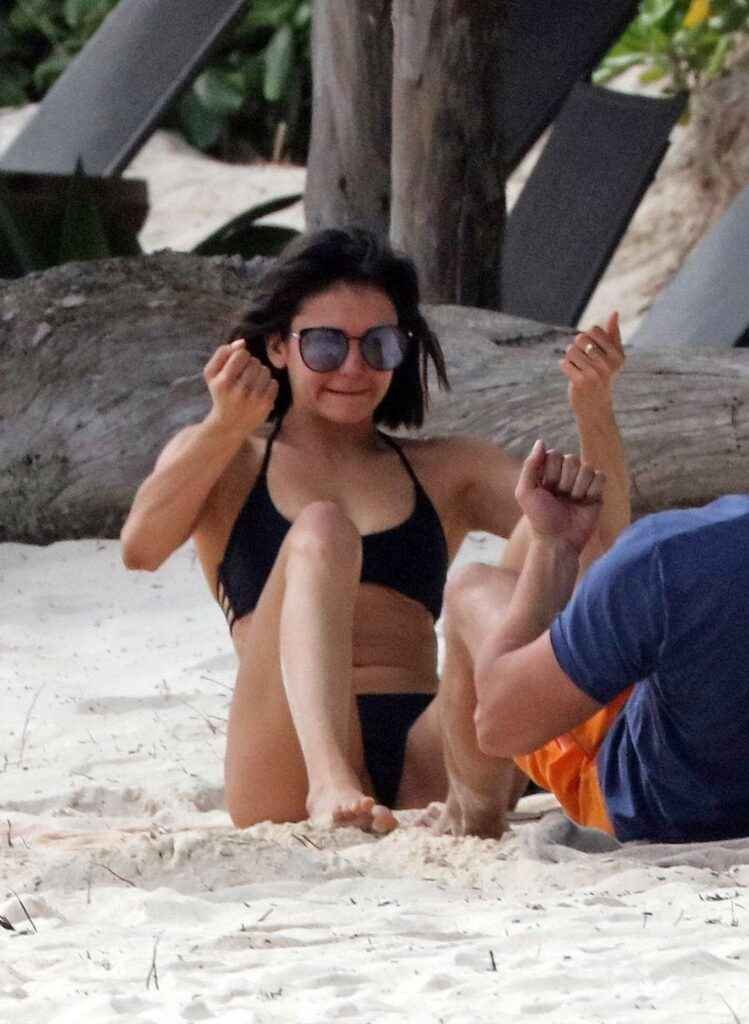 Nina Dobrev En Bikini Noir Sexy Olympine