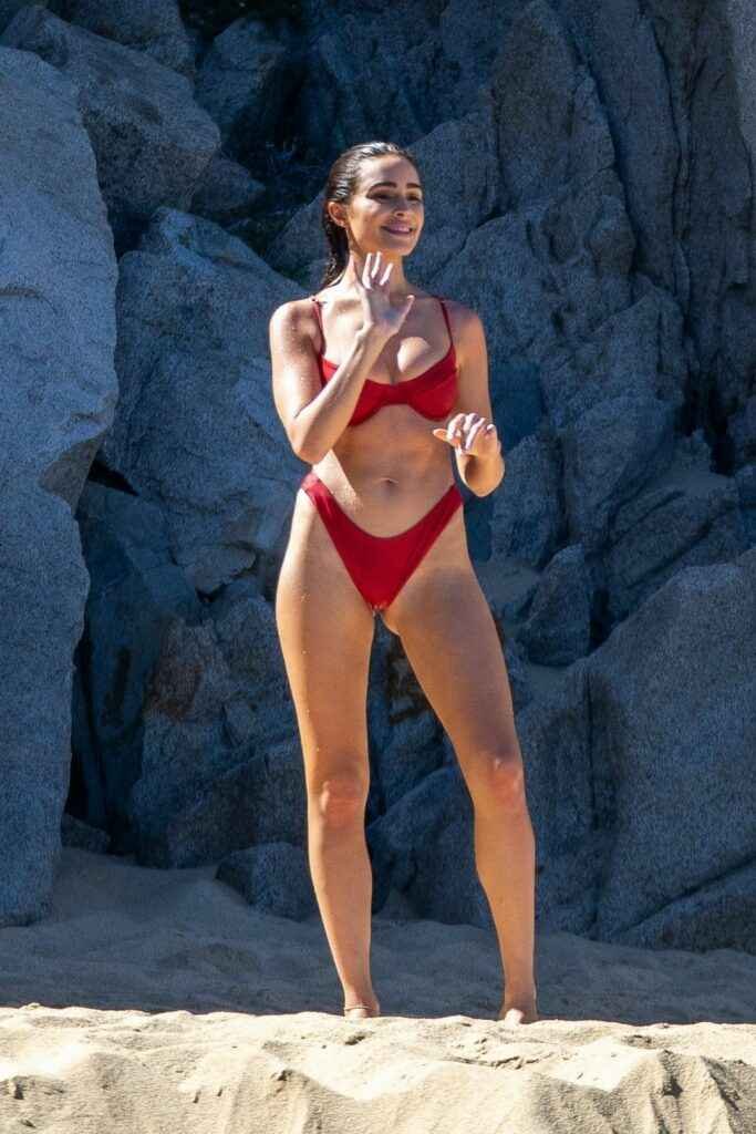 Olivia Culpo En Bikini Rouge Olympine