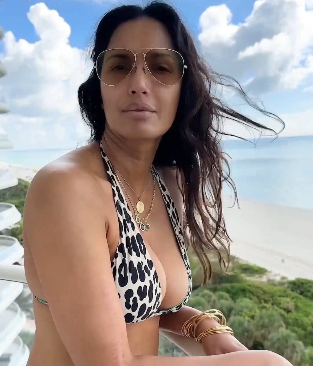 Padma Lakshmi En Bikini Motif Olympine