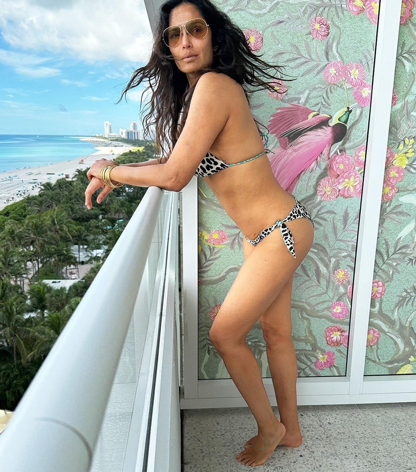 Padma Lakshmi en bikini à motif Olympine