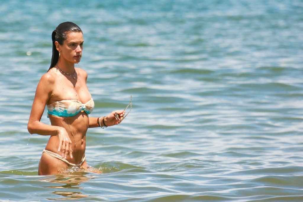 Alessandra Ambrosio en bikini au Brésil