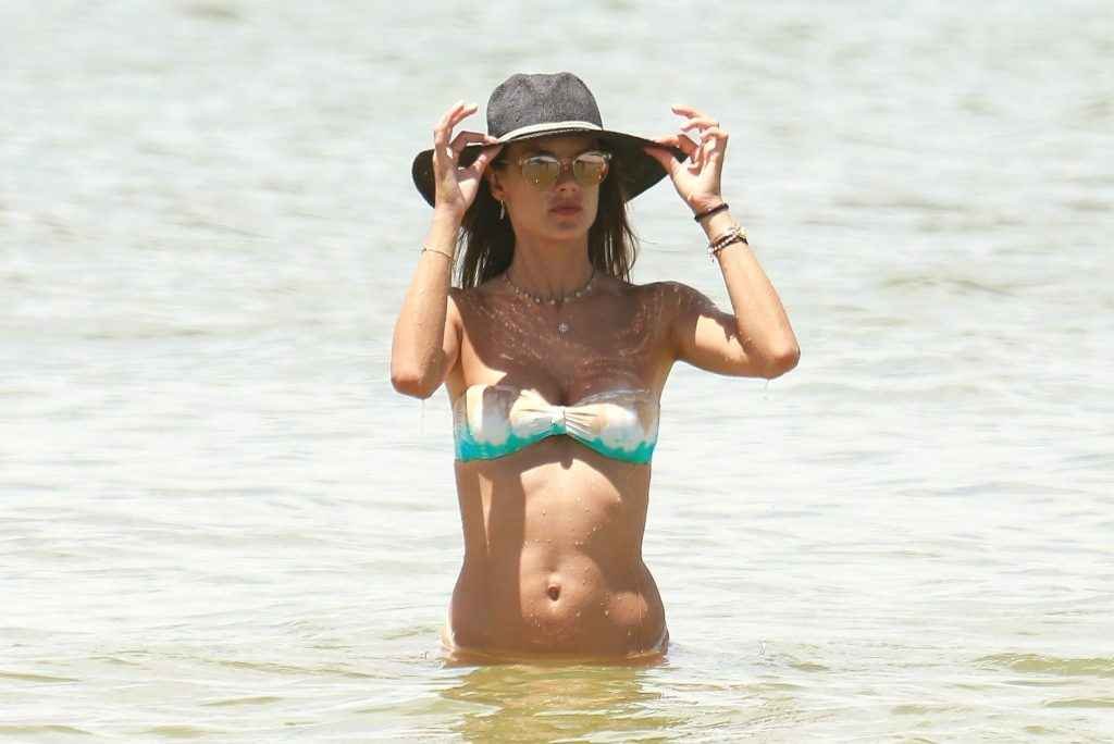 Alessandra Ambrosio en bikini au Brésil