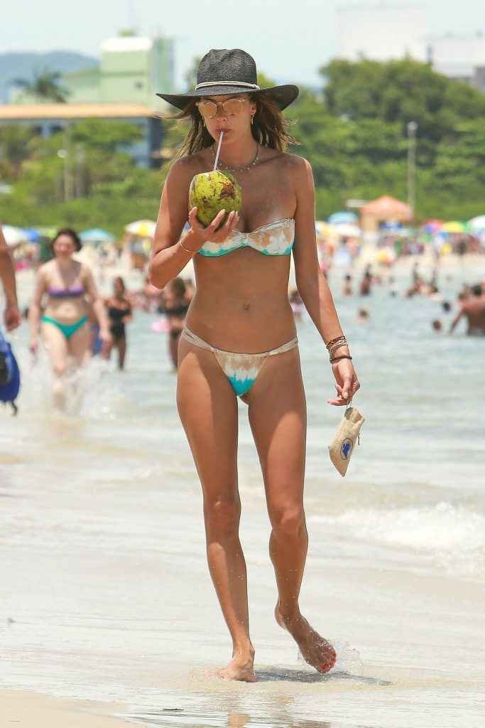 Alessandra Ambrosio en bikini au Brésil