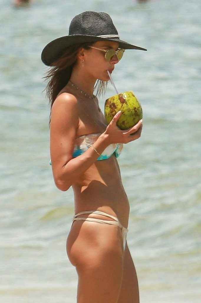 Alessandra Ambrosio en bikini au Brésil