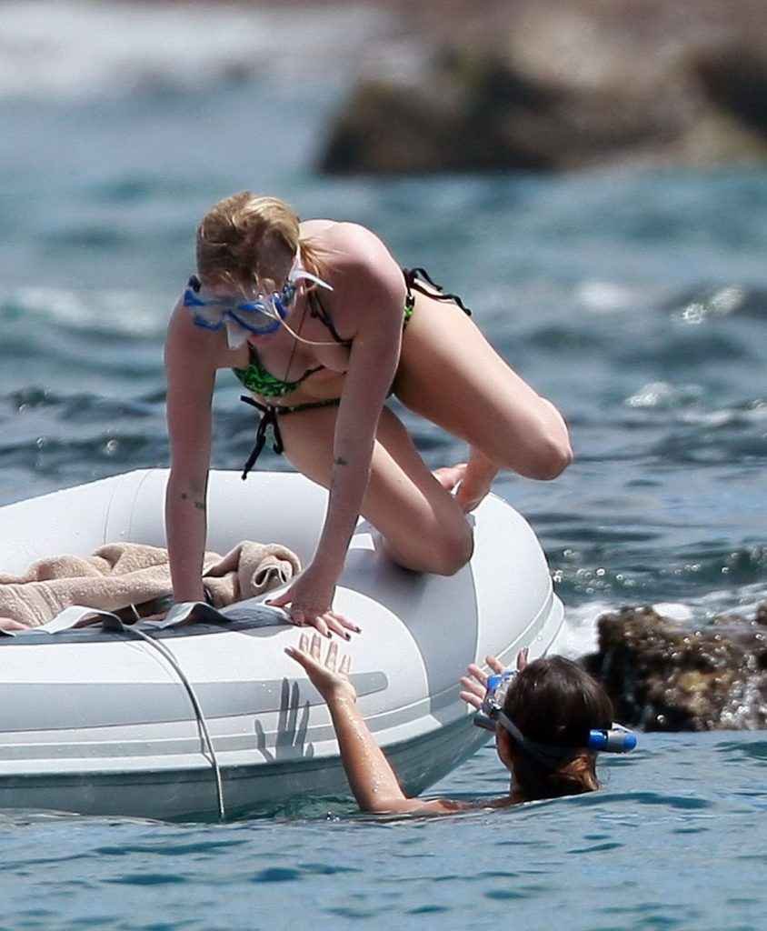 Avril Lavigne en bikini à Cabo San Lucas