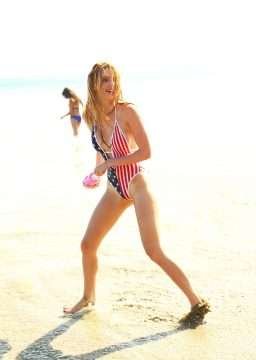 Bella Thorne dans un maillot de bain stars and stripes