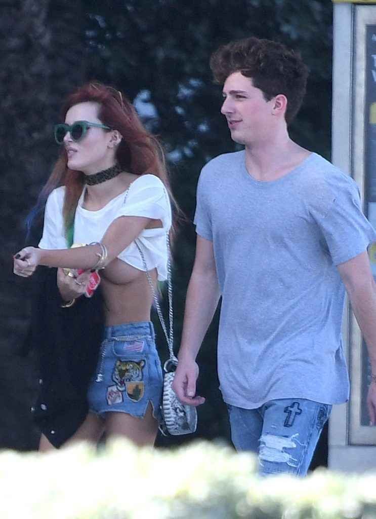 Bella Thorne a très envie de montrer ses seins