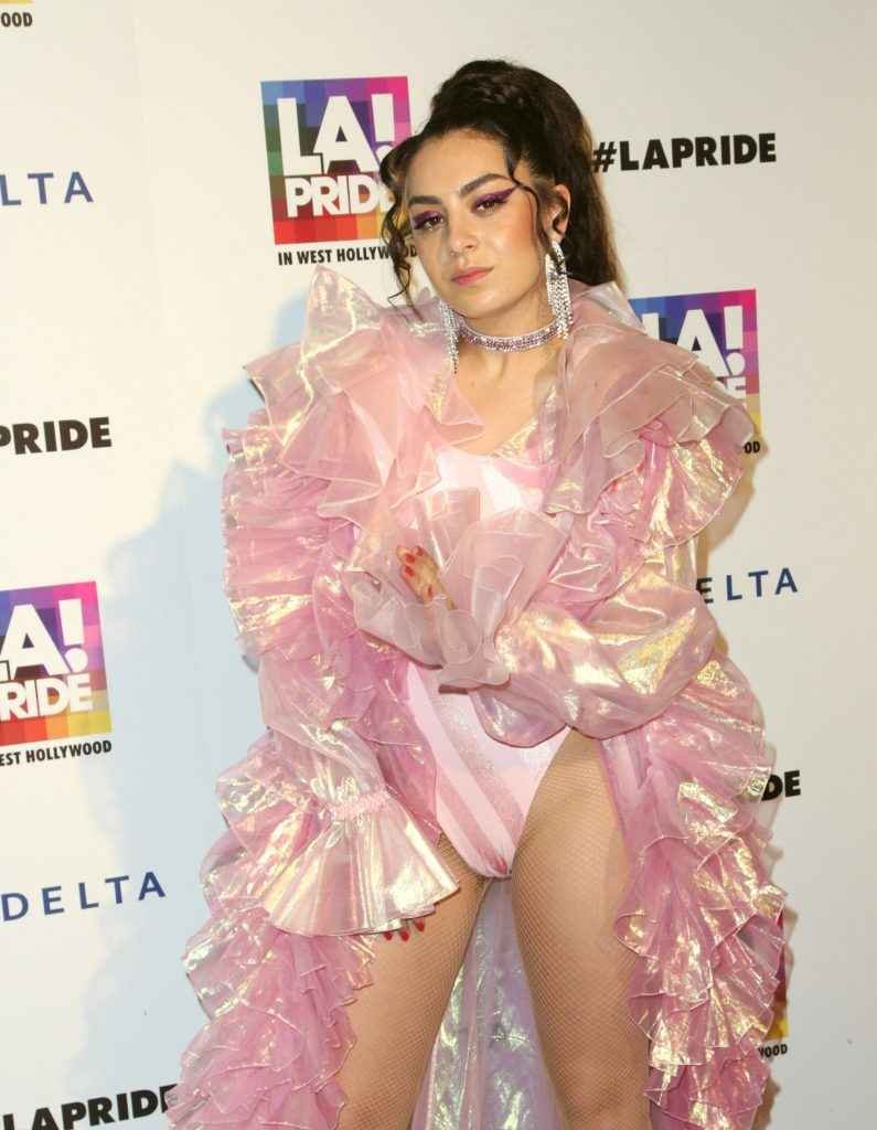 Charli XCX très chaude en concert à Los Angeles