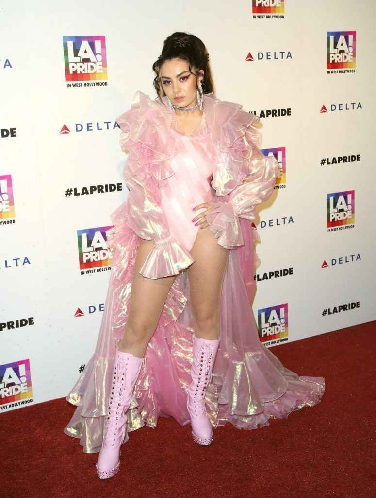 Charli XCX très chaude en concert à Los Angeles