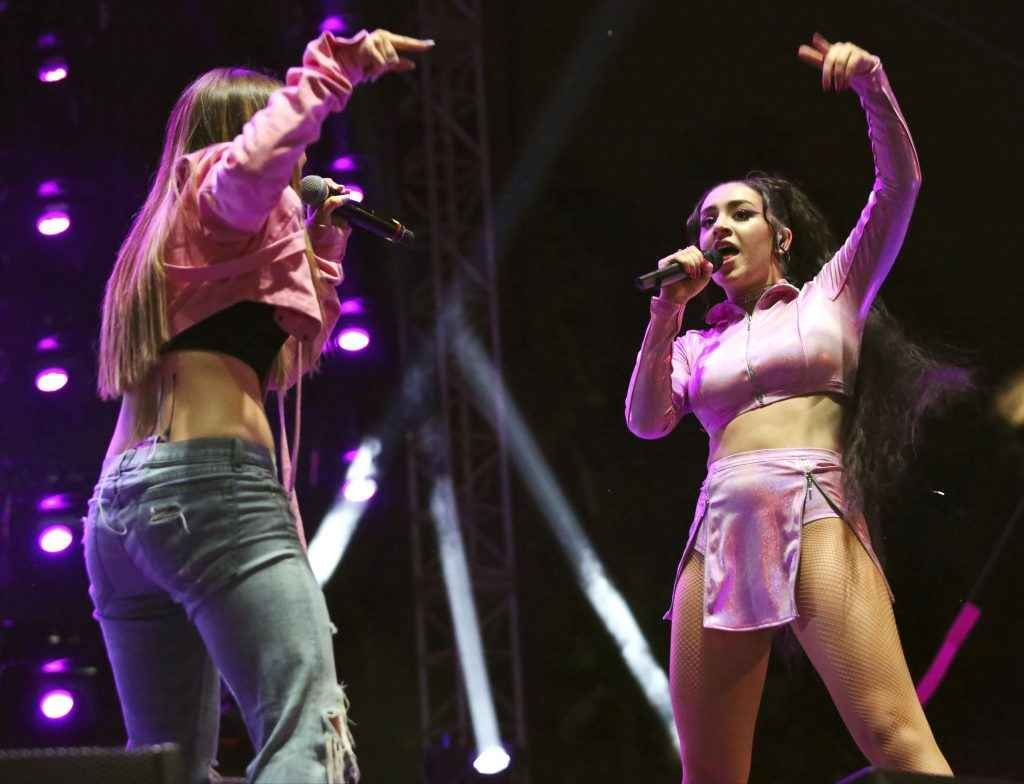 Charli XCX très chaude en concert à Los Angeles