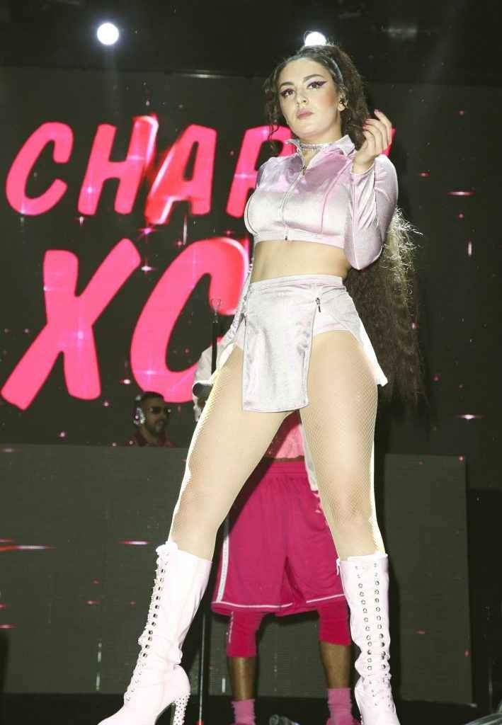 Charli XCX très chaude en concert à Los Angeles