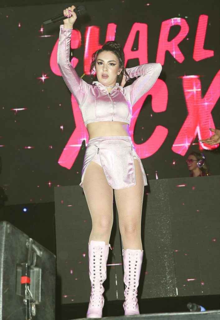 Charli XCX très chaude en concert à Los Angeles