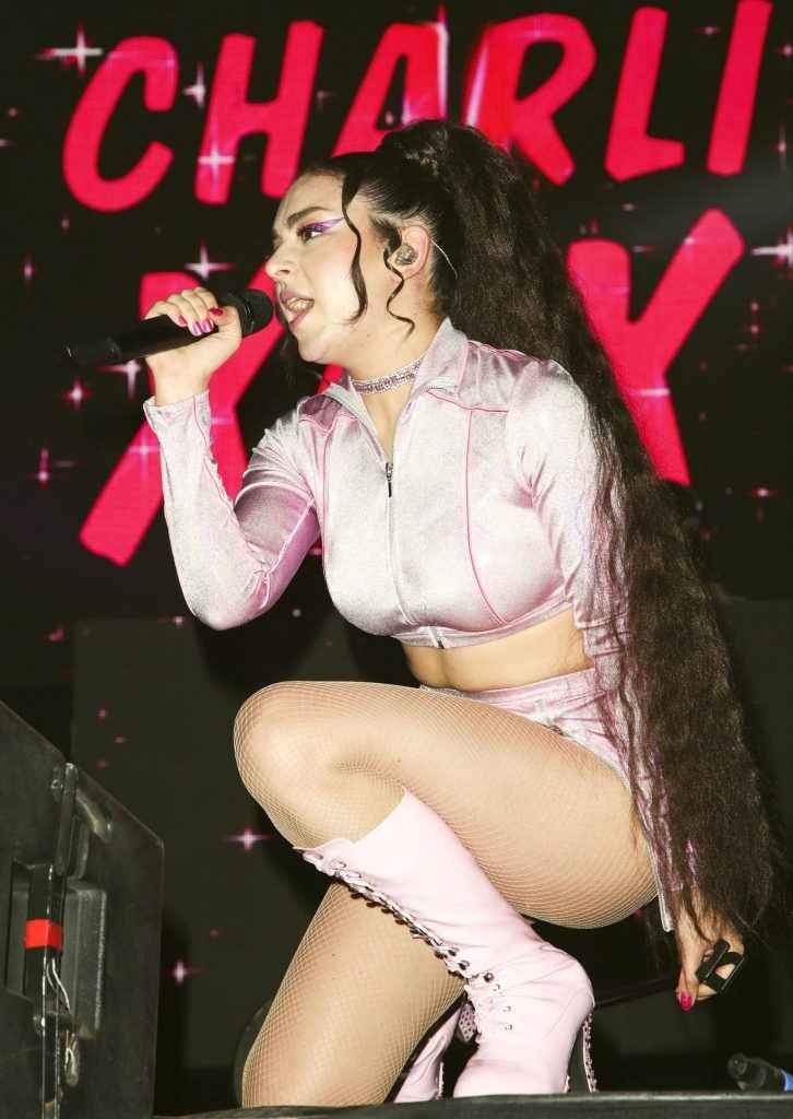 Charli XCX très chaude en concert à Los Angeles