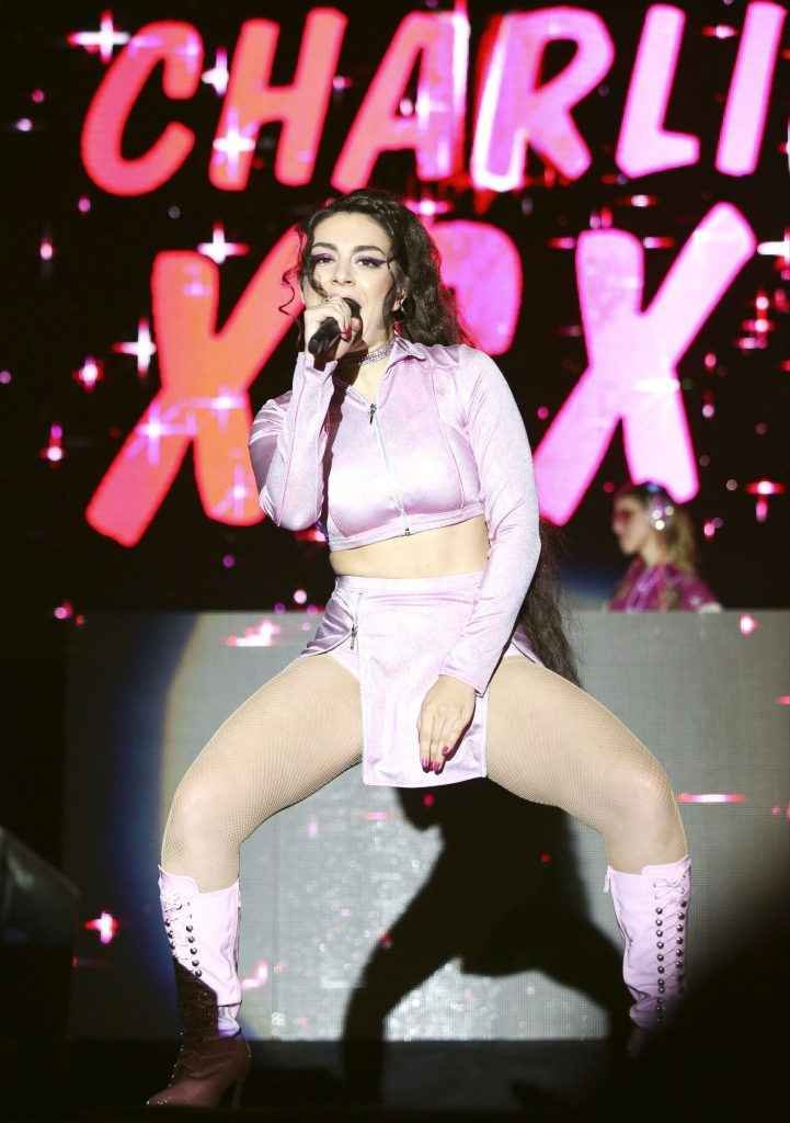 Charli XCX très chaude en concert à Los Angeles