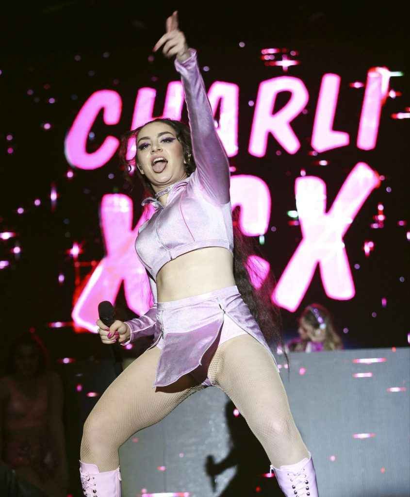 Charli XCX très chaude en concert à Los Angeles