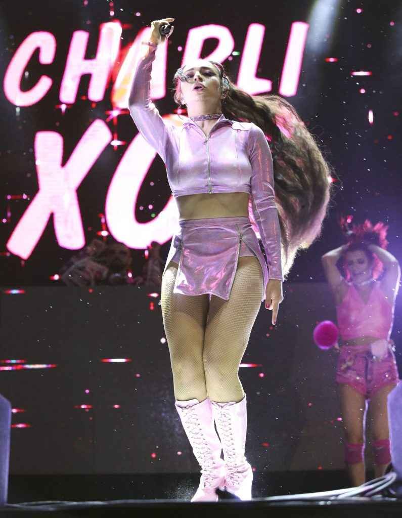 Charli XCX très chaude en concert à Los Angeles