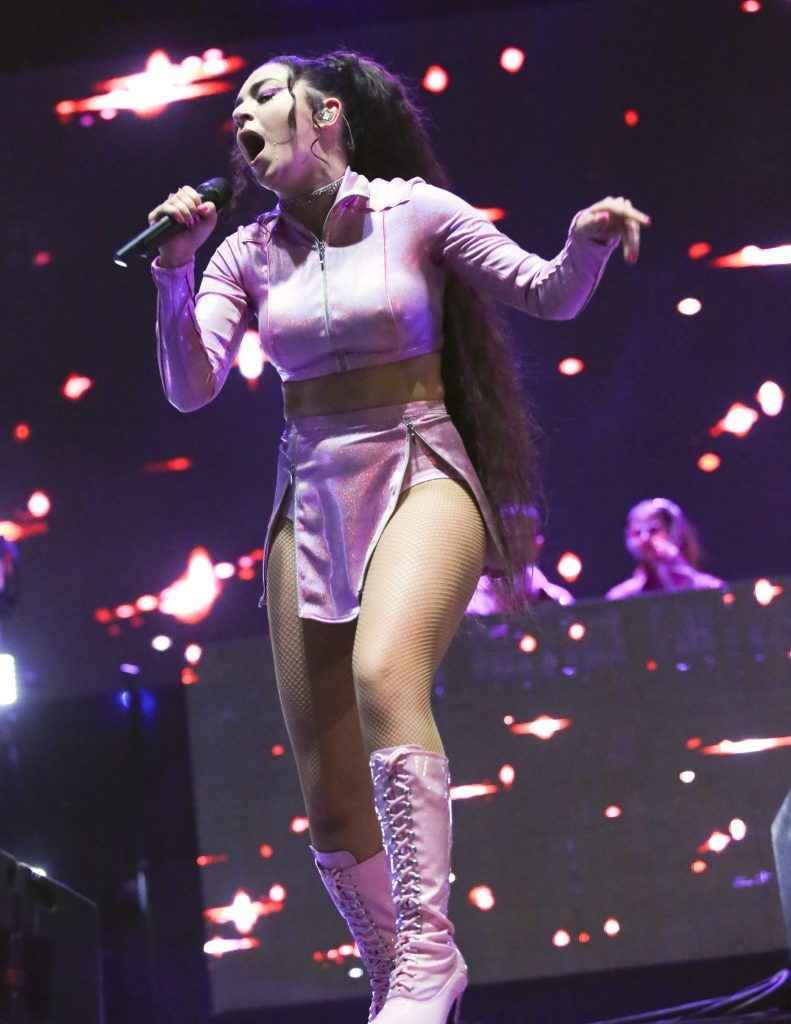 Charli XCX très chaude en concert à Los Angeles