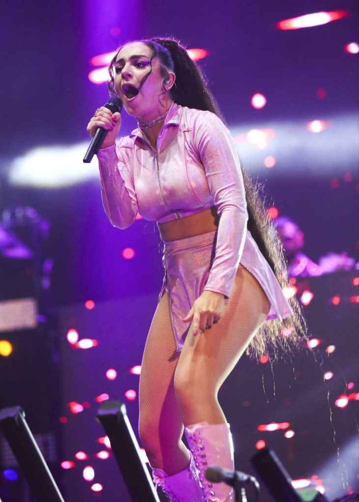 Charli XCX très chaude en concert à Los Angeles