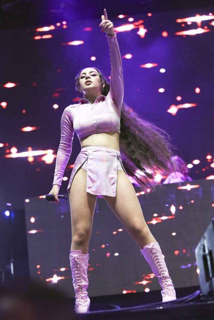 Charli XCX très chaude en concert à Los Angeles